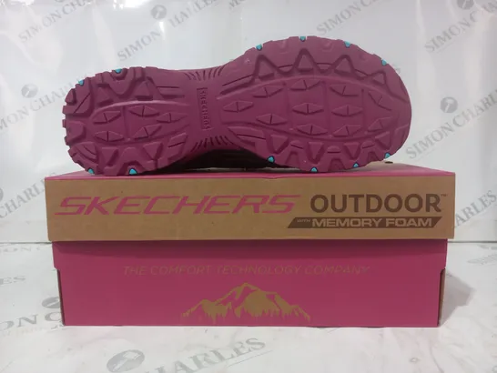 BOXED PAIR OF SKECHERS MEMORY FOAM TRAIL SHOES IN BLACK SIZE 6