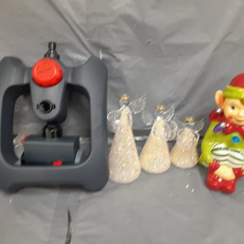 APPROXIMATELY 10 ASSORTED ITEMS TO INCLUDE SFIXX SPRINKLER, CANDLE HOLDERS, ELF DECOR ORNAMENT, ETC