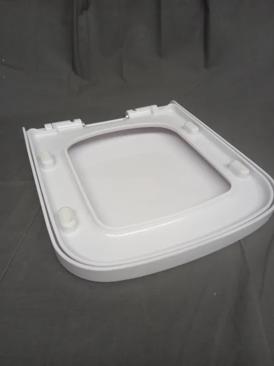 BOXED MASS DYNAMIC MUTE TOILET SEAT IN WHITE 