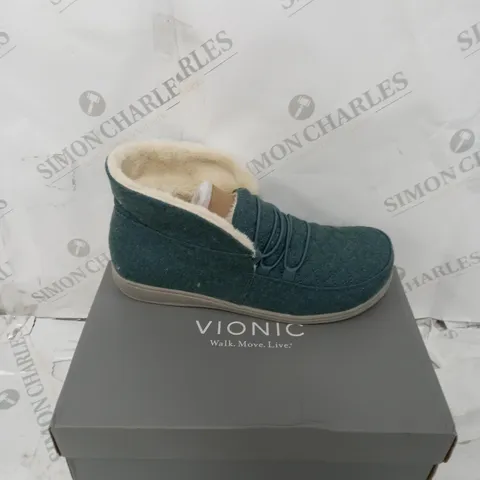 BOXED PAIR OF VIONIC BELIEVE SLIPPERS IN MINERAL SIZE 9