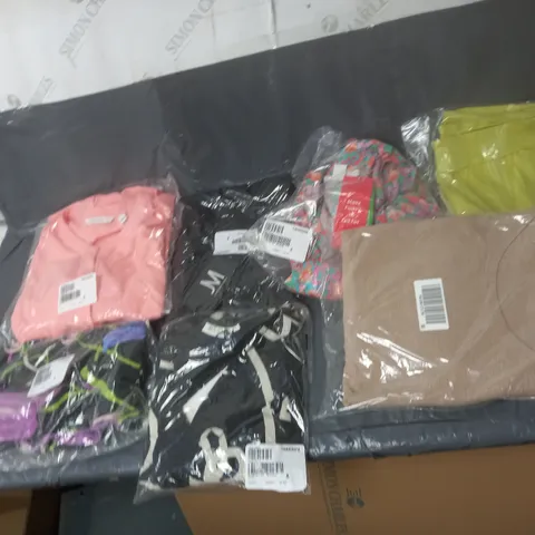 BOX OF APPROXIMATELY 10 ASSORTED BAGGED CLOTHING ITEMS 