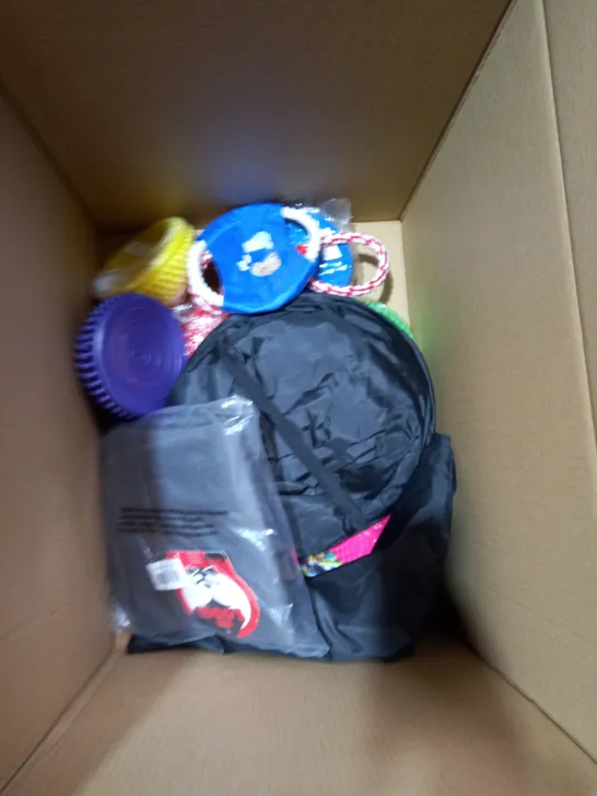 BOX OF ASSORTED PET ITEMS TO INCLUDE BEDS, BAGS, TOYS ETC 