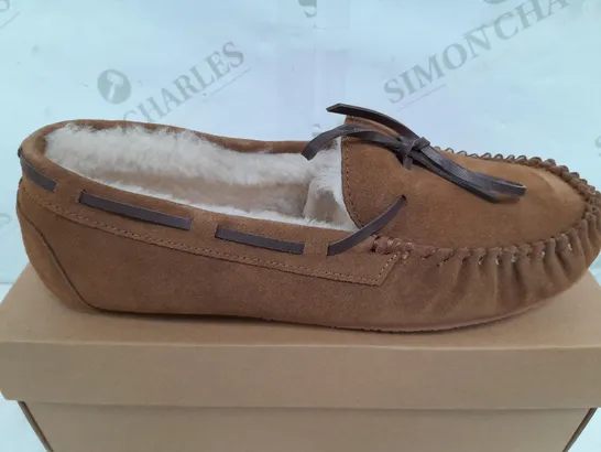 BOXED PAIR OF THE HOUSE OF BRUAR MENS SHEEPSKIN MOCCASINS IN CHESTNUT - SIZE 10