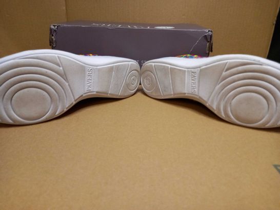 BOXED PAIR OF PAVERS GREY/MULTI TRAINERS - SIZE 5