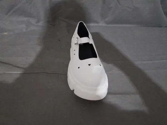 PAIR OF KOI MARY JANES IN WHITE SIZE 40EU