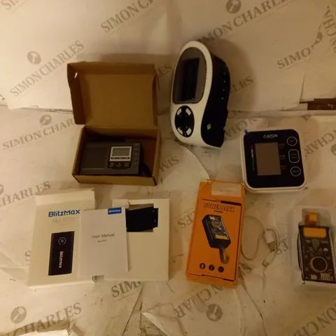 BOXED ASSORTMENT OF 5 ELECTRONICS DEVICES TO INCLUDE CYBERPUNK POWERBANK, BLITZMAX ADAPTOR, ETC