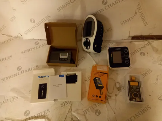 BOXED ASSORTMENT OF 5 ELECTRONICS DEVICES TO INCLUDE CYBERPUNK POWERBANK, BLITZMAX ADAPTOR, ETC