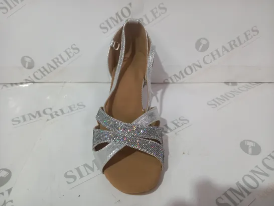 BOXED PAIR OF DESIGNER OPEN TOE LOW HEEL SANDALS IN METALLIC SILVER W. PRISMATIC EFFECT EU SIZE 40