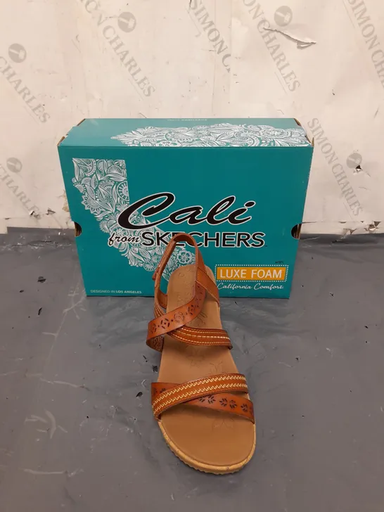 SKETCHERS CALI WOMENS SIZE 10 WEDGE HEEL SANDALS 