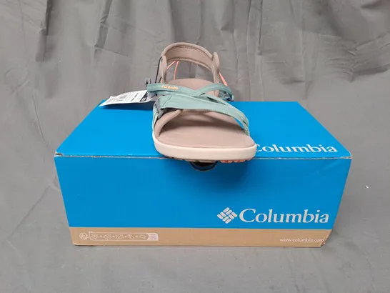 BOXED PAIR OF COLUMBIA OPEN TOE SANDALS IN FUNGI/AQUA UK SIZE 9