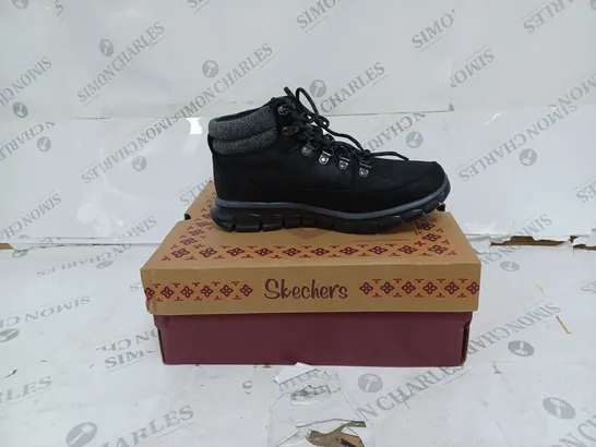 BOXED SKECHERS SYNERGY WARM TECH BOOT- SIZE 4.5