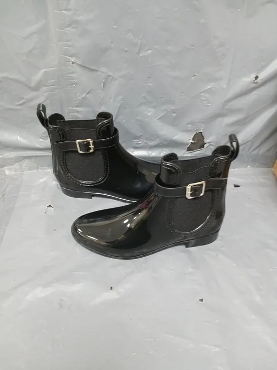 BLACK WOMENS BOOTS SZIE 5