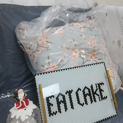 APPROXIMATELY 8 ASSORTED ITEMS TO INCLUDE CUSHIONS, EAT CAKE SIGN, SANTA SPHERE DECOR PIECE, ETC