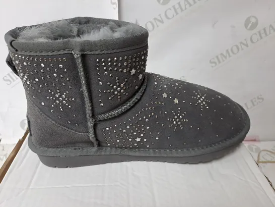 BONOVA GREY BOOTS SIZE 6 