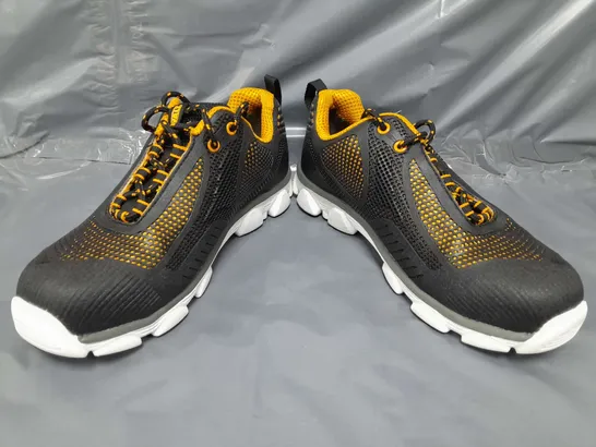 PAIR OF DEWALT SAFETY SHOES IN BLACK/YELLOW UK SIZE 6