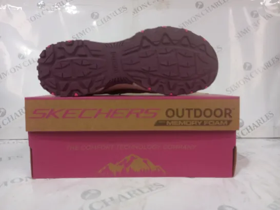 BOXED PAIR OF SKECHERS MEMORY FOAM TRAIL SHOES IN BERRY COLOUR SIZE 6