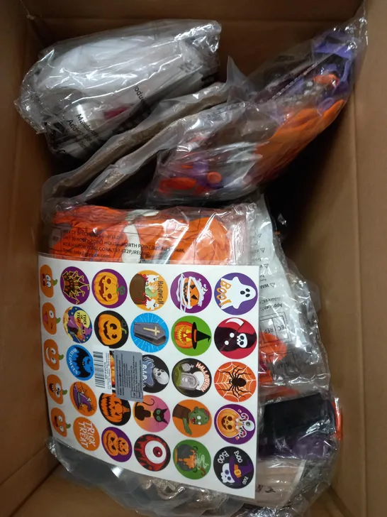 BOX OF APPROXIMATELY 20 ASSORTED HALLOWEEN THEMED CELEBRATORY & PARTY ITEMS TO INCLUDE TRICK OR TREAT BAGS, BALLOONS, DECORATIONS ETC