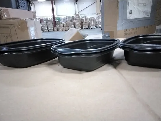 BOX CONTAINING LARGE QUANTITY OF PLASTIC FOOD SERVING CONTAINERS 