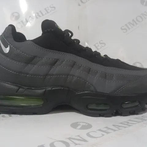 BOXED PAIR OF NIKE AIR MAX TRAINERS IN GREY/BLACK/GREEN UK SIZE 11