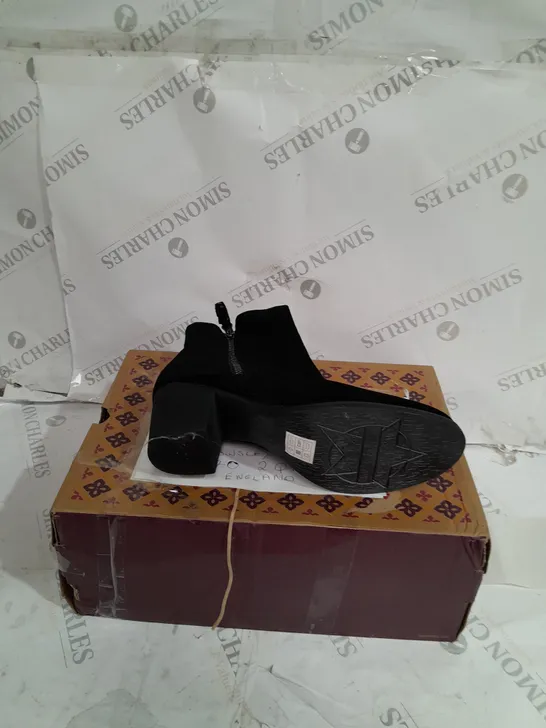 BOXED SKECHERS TAXI ZIP BOOTIES, BLACK - SIZE 7