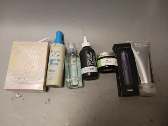 BOX OF APPROXIMATELY 15 COSMETIC ITEMS TO INCLUDE JADE STONE, ORAL B CROSS ACTION, AND TED BAKER BODY WASH ETC. 