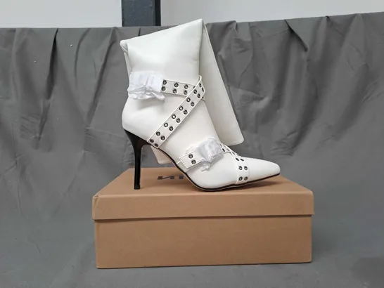 BOXED PAIR OF NIIHAI HEELED KNEE-HIGH BOOTS IN WHITE EU SIZE 36