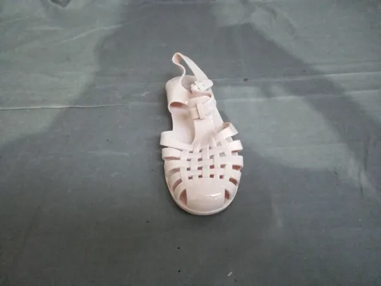 APPROXIMATELY 10 PAIRS OF LINZI FLAT JELLY SANDALS IN VARIOUS SIZES TO INCLUDE SIZE 5