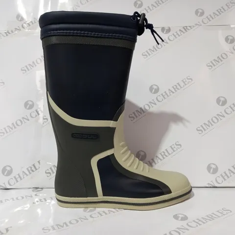 BOXED PAIR OF GUL FULL LENGTH DECK BOOTS IN NAVY/SAND SIZE 8