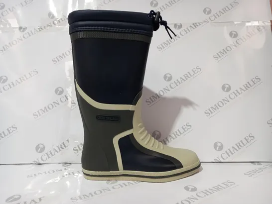 BOXED PAIR OF GUL FULL LENGTH DECK BOOTS IN NAVY/SAND SIZE 8