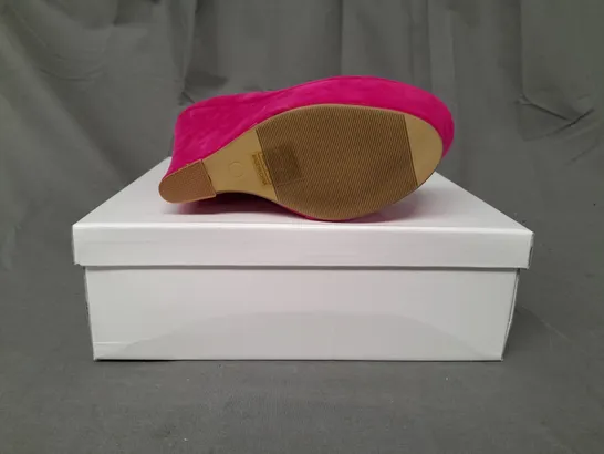 BOXED PAIR OF KOI COUTURE HR5 PLATFORM HIGH WEDGE FAUX SUEDE SHOES IN FUCHSIA SIZE 7