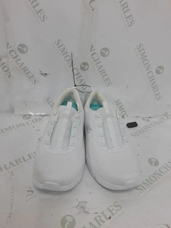 UNBOXED PAIR OF SKETCHERS BUNGEE TRAINERS WHITE SIZE 7