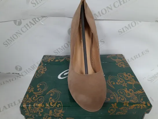 BOXED PAIR OF CLARAS CLOSED TOE THIN BLOCK HEELS IN CAMEL - SIZE 40