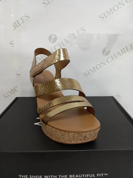 BOXED PAIR OF NATURALIZER OPEN TOE STRAPPY WEDGE SANDALS IN BEIGE & GOLD SIZE 7