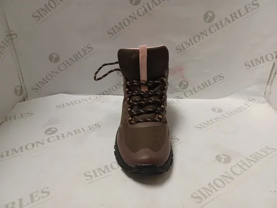 UNBRANDED WATER RESISTANTS WALKING BOOTS IN BROWN - EU 40 