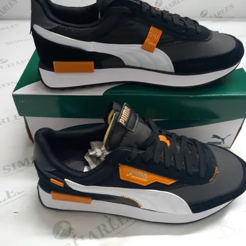 BOXED PAIR OF PUMA RIDER DISPLACED TRAINERS IN ASPHALT - UK 9