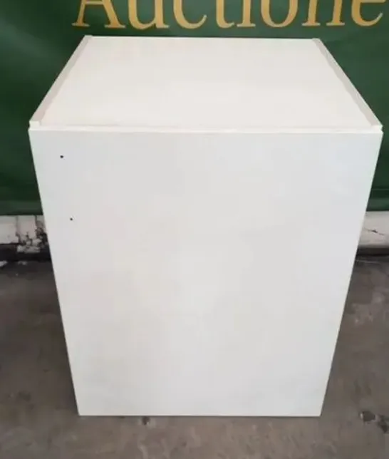 PALLET OF 4 ASSORTED WHITE SINGLE BASE 1 DOOR UNITS