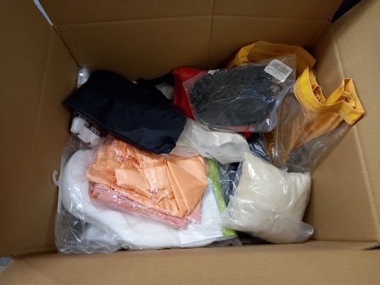 LARGE BOX OF APPROXIMATELY 20 ASSORTED HOUSEHOLD ITEMS TO INCLUDE: COOL BAG, CUSHION INSERT, DECORATIVE ITEMS