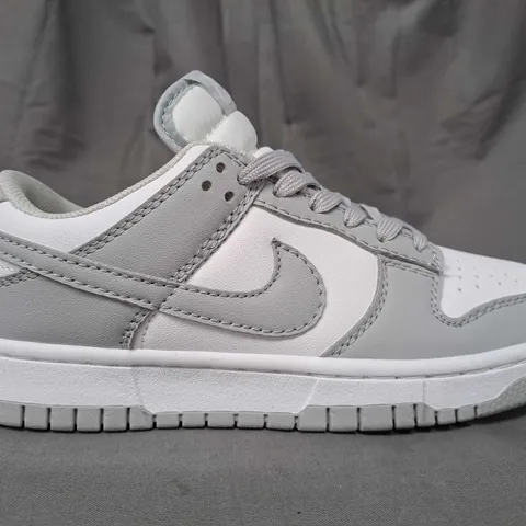 BOXED PAIR OF NIKE SHOES IN GREY/WHITE UK SIZE 3