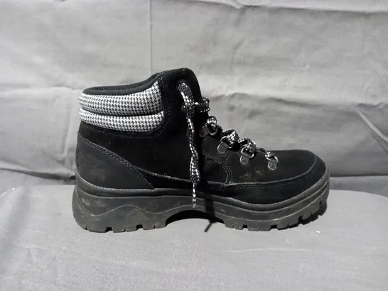 PAIR OF SKECHERS BOBS BROADIES HIKER BOOTS IN BLACK SIZE 6