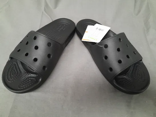 PAIR OF CROCS CLASSIC SLIDERS IN BLACK UK SIZE M7/W8