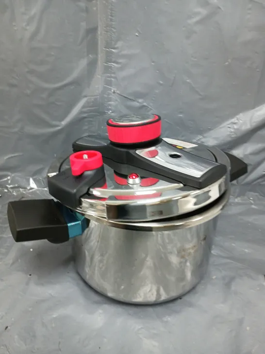 BOXED STAINLESS STEEL PRESSURE COOKER 