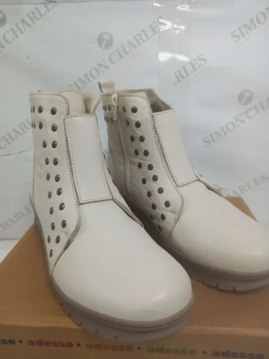 BOXED PAIR OF ADESSO ADDISON LEATHER BOOTS IN WINTER WHITE SIZE 6