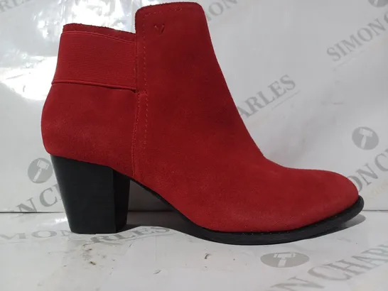 BOXED PAIR OF VIONIC ZIP UP BLOCK HEEL BOOTS IN RED UK SIZE 6