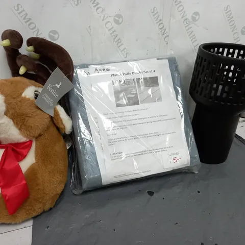 APPROXIMATELY 15 ASSORTED ITEMS TO INCLUDE REINDEER TPY, PLASTIC PATIO BLOCKS, LANTERN IN BLACK, ETC