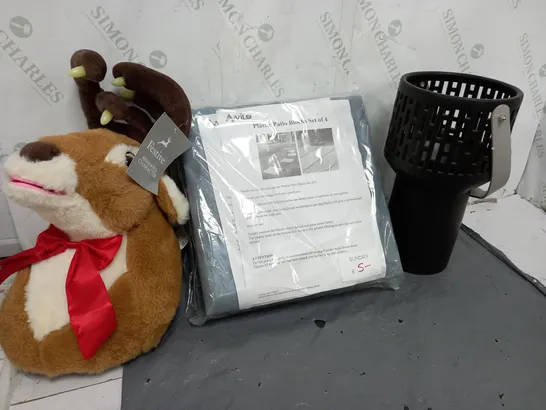 APPROXIMATELY 15 ASSORTED ITEMS TO INCLUDE REINDEER TPY, PLASTIC PATIO BLOCKS, LANTERN IN BLACK, ETC