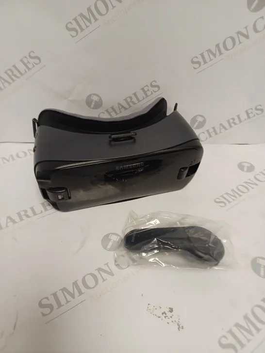 BOXED SAMSUNG GEAR VR WITH CONTROLLER 