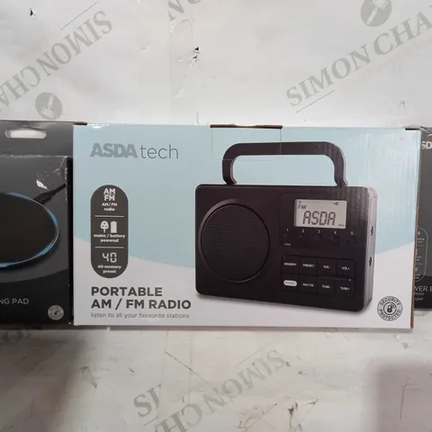 BOX OF APPROXIMATELY 10 ASSORTED ELECTRICAL ITEMS TO INCLUDE PORTABLE AM/FM RADIO, POWER BANK, WIRELESS CHARGING PAD, ETC