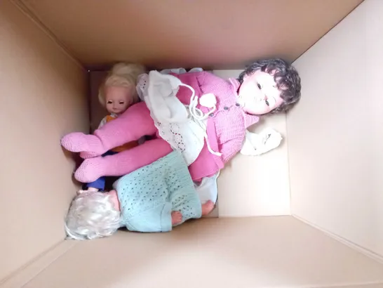 BOX OF APPROX 5 ITEMS TO INCLUDE DOLLS AND A LARGE TIDY TRAY