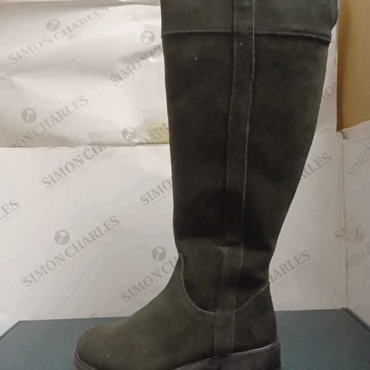 WATERPROOF KNEE BOOTS, BLACK SIZE 4 4414521Simon Charles Auctioneers