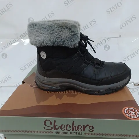 BOXED SKECHERS BLACK CUFFED BOOTS- SIZE 4 